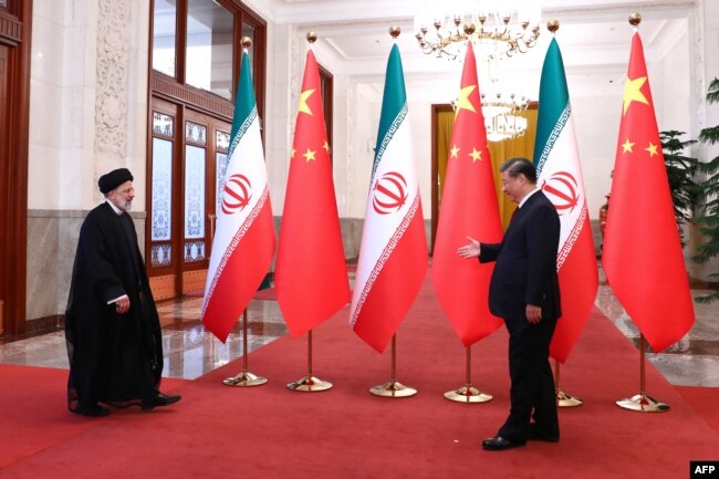 Presidenti kinez Xi Jinping dhe presidenti i ndjerë iranian Ebrahim Raisi gjatë vizitës së tij në Pekin më 14 shkurt 2023.