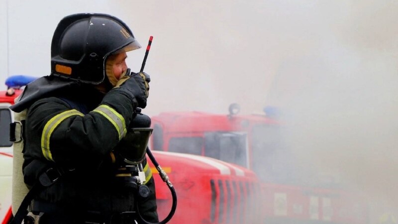В Петербурге после поджога покрышек сгорела квартира и погиб человек