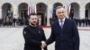 Президент України Володимир Зеленський (л) та президент Польщі Анджей Дуда у Варшаві 5 квітня 2023 року