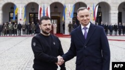  Президент Украины Владимир Зеленский (слева) и президент Польши Анджей Дуда в Варшаве 5 апреля 2023 года 