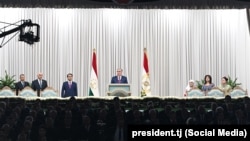 Президент Таджикистана Эмомали Рахмон с членами своей семьи и высокопоставленными чиновниками. Душанбе, 25 марта 2024 