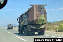 Automjete të ushtrisë serbe duke lëvizur nga Vranja drejt Nishit, në jug të Serbisë, 30 shtator 2023.