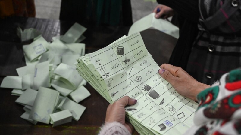 Резултатите од пакистанските избори  покажуваат дека партијата на Шариф има тесно водство