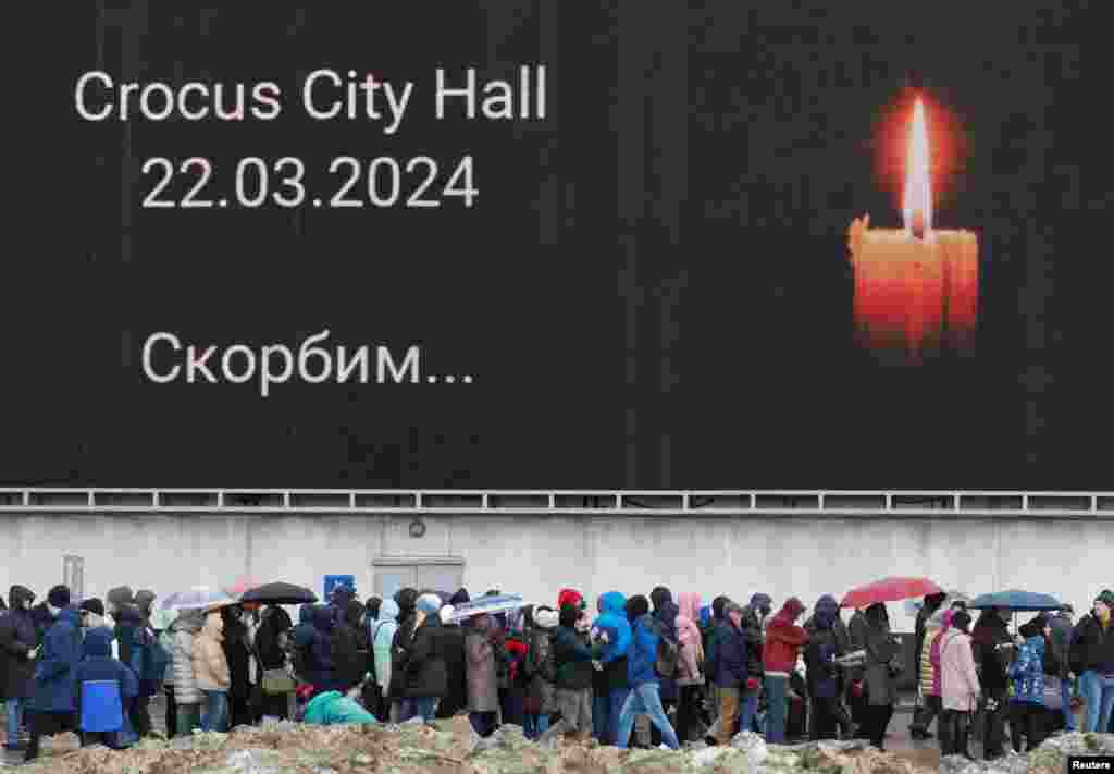 Poruka&nbsp;&quot;(Mi) žalimo&quot; na kompleksu dvorane&nbsp;Crocus City&nbsp;u znak sjećanja na žrtve oružanog napada koji se desio dva dana ranije, Moskva, 23. marta 2024.