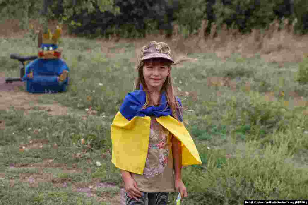 Дівчинка на символічному блокпості. Донецька область, серпень 2022 року