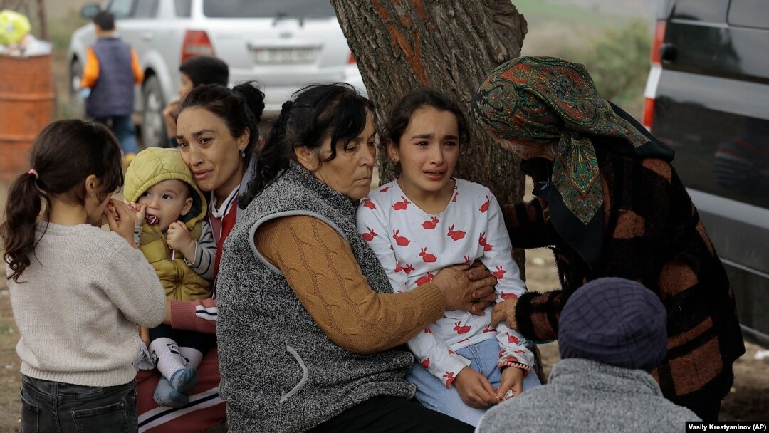 Familii întregi de refugiați, cu copii, au părăsit Nagorno Karabah și au ajuns în Armenia.