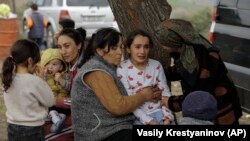Familii întregi de refugiați, cu copii, au părăsit Nagorno Karabah și au ajuns în Armenia.