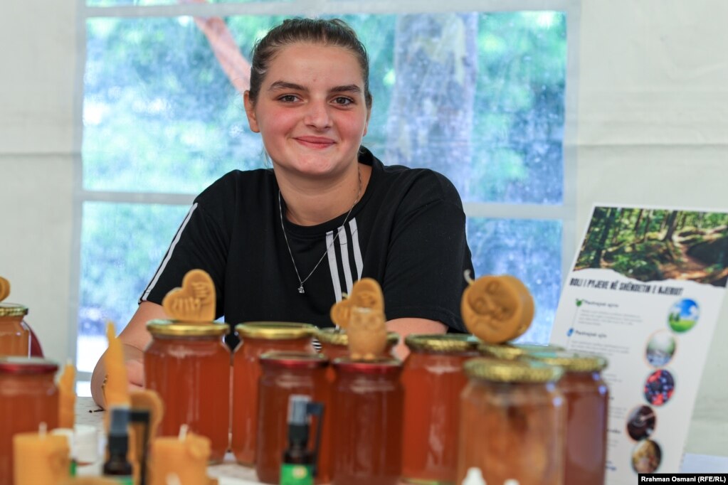  Xhastina Kastrati, nga komuna e Pejës ishte një nga pjesëmarrëset në panair. Ajo tha se puna e saj është vazhdim i biznesit familjar të bletarisë, porse produktet e saj me bazë mjalti janë kryesisht qirinjtë dekorues e produktet kozmetike.