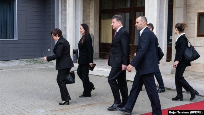 Lajçak pas takimit me Osmanin u nis drejt ndërtesës së Qeverisë së Kosovës.