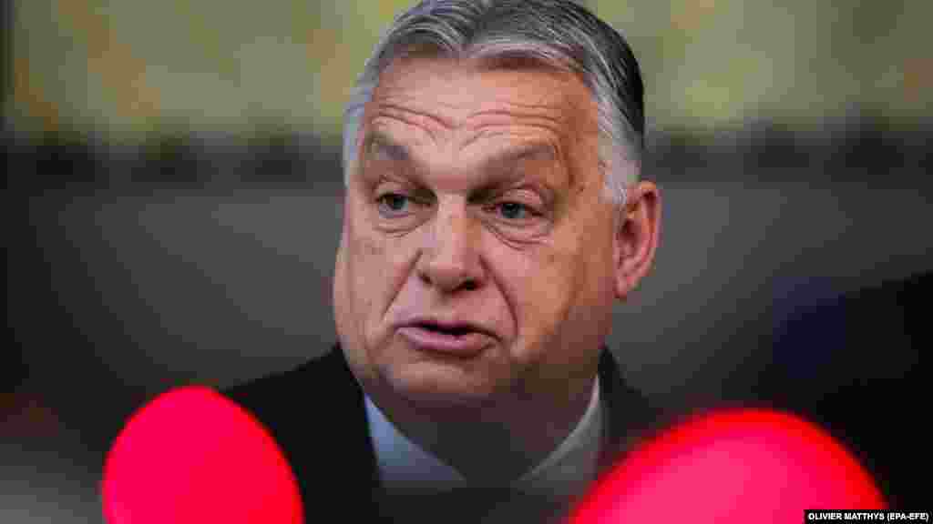 Orbán Viktor az Európai Tanács ülésére érkezve nyilatkozik a sajtónak Brüsszelben, 2023. december 14-én.&nbsp; A miniszterelnök nem vétózott, hanem rövid időre kivonult az ülésről, amikor az ukrán uniós csatlakozási tárgyalások megkezdéséről szavaztak. Orbán távolmaradása vélelmezhetően tartózkodásnak számít, ami viszont a szavazási szabályok értelmében igen szavazatnak minősül.&nbsp;