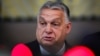 Orbán Viktor újságírókhoz beszél Brüsszelben 2023. december 14-én