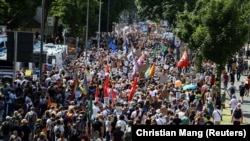 Demonstranti protestuju protiv nemačke krajnje desničarske Alternative za Nemačku (AfD), u vreme održavanja konvencije u Esenu, Nemačka, 29. jun 2024.