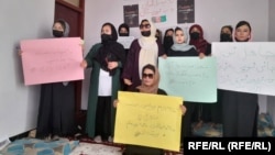 تعدادی از زنان معترض افغانستان که خواهان اعاده حقوق زنان و دختران در این کشور اند. 