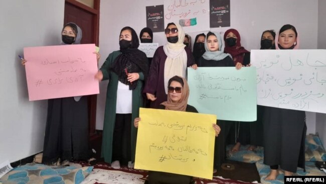 طالبانو په‌دې وروستيو کې پر ښځو بېلابېل سخت محدوديتونه ولګول چې ان د هغوی غږ هم عورت بلل شوی.