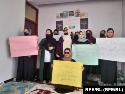 تعدادی از زنان معترض که خواهان رفع محدودیت ها در برابر زنان و دختران در افغانستان اند
