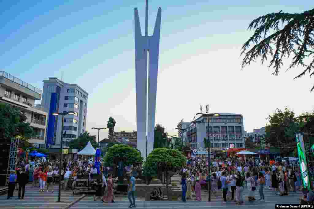 Qytetarët kanë nisur të mblidhen në sheshin Adem Jashari pak para orës 17:00, kur edhe ka nisur festivali zyrtarisht. &nbsp;