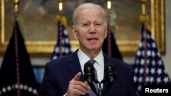 Joe Biden susține că ameninţarea ca preşedintele rus Vladimir Putin să folosească arme nucleare tactice este „reală”. 