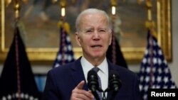 Adresându-se americanilor cu mesajul că depunerile lor bancare sunt sigure, Biden a cerut Congresului să întărească regulamentele bancare și l-a învinuit pe Trump pentru reducerea lor.