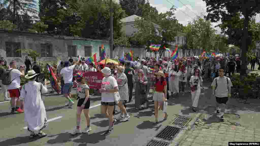 Manifestanții flancați de polițiști au pornit în marș, purtând bannere pe care scria &bdquo;De bună voi și nesilit de nimeni&rdquo;, un imens steag-curcubeu, în ritmul tobelor și al altor instrumente de percuție.