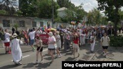 Peste 500 de moldoveni LGBTQ+ și susținători ai lor au participat la marșul Pride de din 2023, primul astfel de eveniment care s-a desfășurat pașnic la Chișinău.