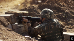 Հայաստանի ԶՈՒ զինծառայողը Ադրբեջանի հետ սահմանին մարտական հերթապահության ժամանակ, արխիվ