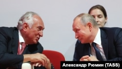 Василий Анисимов (слева) с Владимиром Путиным