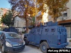 Automjete të policisë së Kosovës afër lokalit "Grey", në Mitrovicën e Veriut.
