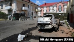 A hónap elején Sebekinóban elkövetett támadások következtében megrongálódott épületek és jármű