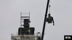 Кадър от демонтажа на фигурите от Паметника на Съветската армия в София, 15 декември 2023 г.