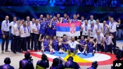 Košarkaši Srbije sa srebrnim medaljama nakon finala, Manila, 10. septembar 2023.
