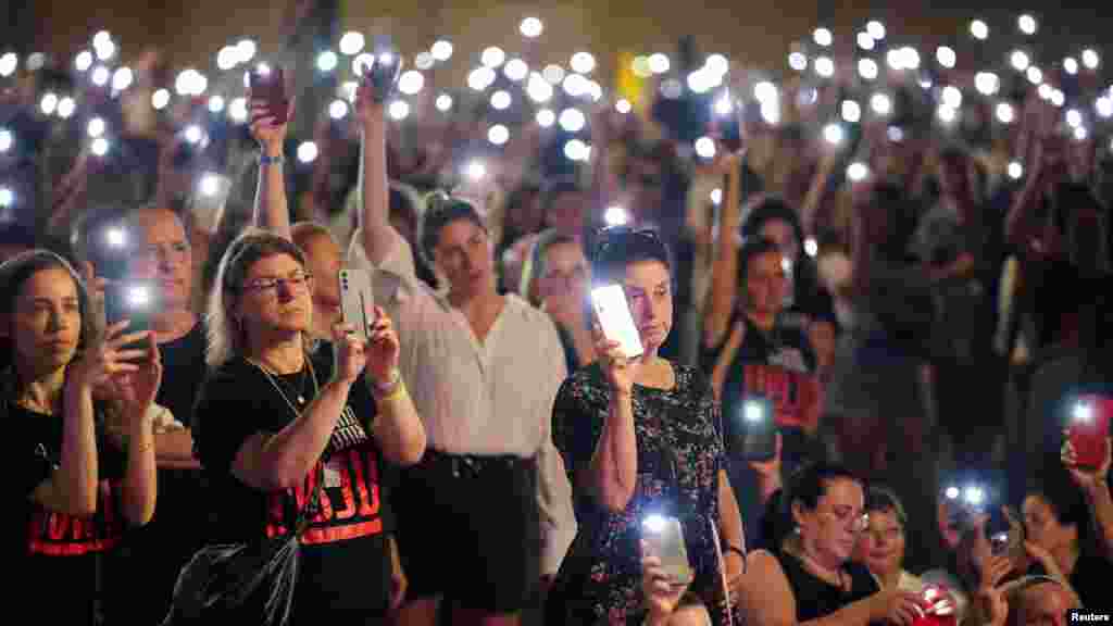 Mobiltelefonok világítanak az izraeli tüntetésen. Az eredménytelen háború az izraeli közvéleményt is megosztotta, szombat esténként több ezer ember vonul utcára, hogy felszólítsa a kormányt egy olyan megállapodás megkötésére, amely hazahozza a túszokat