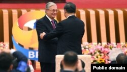 Лидер Китая Си Цзиньпин приветствует прибывшего в Пекин на форум для участия в форуме «Один пояс — один путь» президента Казахстана Касым-Жомарта Токаева. 18 октября 2023 года