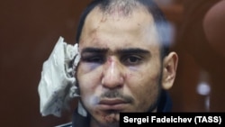 سعید اکرم رجب‌علیزاده در حالی به دادگاه آورده شد که سمت راست سرش پانسمان شده و صورتش متورم بود.