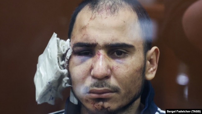 سعید کرم رجب‌علیزاده در حالی به دادگاه آورده شد که سمت راست سرش پانسمان شده و صورتش متورم بود.