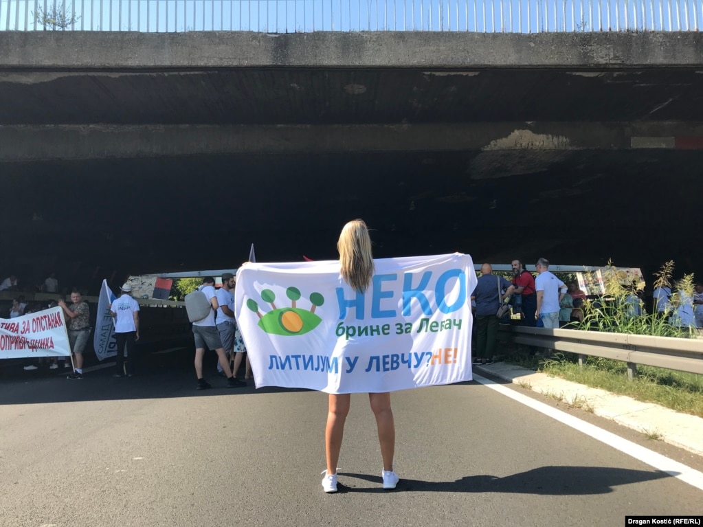 Ekološki aktivisti blokirali su most Gazela, koji je deo međunarodnog autoputa, tražeći da se izmene Zakona o planiranju i izgradnji stave van snage.