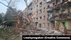Një ndërtesë banimi e dëmtuar nga bomardimet ruse në Kivsharivka, në rajonin e Harkivit, më 27 korrik 2023.