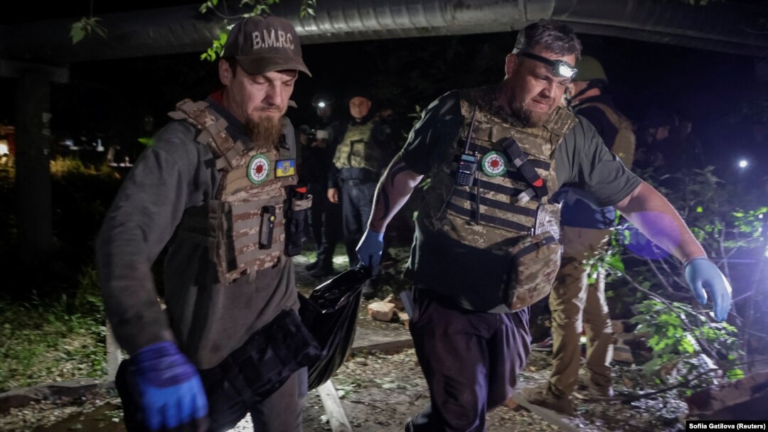 În imagine, echipele de intervenție transportă cadavrul unei persoane ucise într-un atac cu rachete rusesc asupra unei clădiri rezidențiale din Harkov, Ucraina, vineri 31 mai.