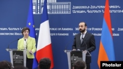 Armenian Foreign Minister Ararat Mirzoyan (R) and French Minister for Europe and Foreign Affairs Catherine Colonna at a joint press conference in Yerevan, April 28, 2023.