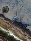 Платформата што некогаш беше опкружена со водите на Преспанското Езеро денес стои на суво во близина на селото Стење, Северна Македонија, на 6 септември.<br />
<br />
Нивото на водата во Преспанското Езеро, кое се протега на границите на Северна Македонија, Грција и Албанија, сега е за повеќе од 8 метри пониско отколку во доцните 1970-ти. Локалните жители велат дека се плашат од она што доаѓа.