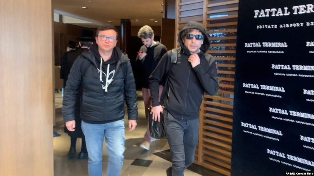 Igor Rubinștein (stânga), managerul trupei Bi-2, alături de solistul Egor Bortnik (zis și Liova Bi-2), pe aeroportul Ben Gurion din Tel Aviv, pe 31 ianuarie 2024, după ce artistul a fost expulzat din Thailanda.