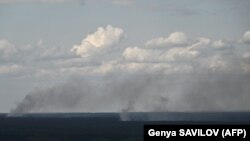 Дым вдоль линии фронта близ Лимана, Донецкая область Украины, 17 июля 2023 года