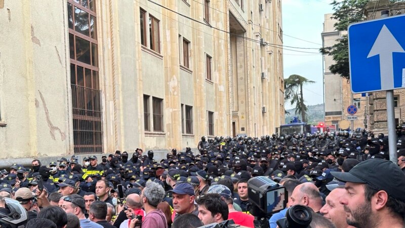 «Нет российскому закону» - протестующие собрались у парламента в Тбилиси 