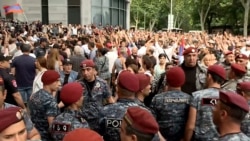 Armenian Police Detain Protesters Demanding PM Pashinian's Resignation