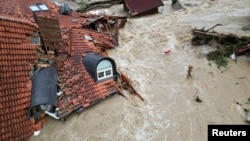 Внаслідок повеней у Словенії, що почалися минулого тижня через сильні дощі, за останніми даними, загинули щонайменше шестеро людей