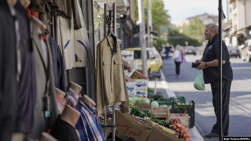 Një banor i Mitrovicës së Veriut, duke blerë perime në një shitore në Lagjen e Boshnjakëve, 11 tetor 2023.