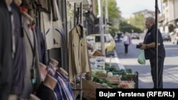Stanovnik Severne Mitrovice kupuje povrće u prodavnici u Bošnjačkoj mahali, 11. oktobra 2023.