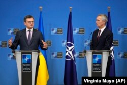 Ukrajinski ministar vanjskih poslova Dmitro Kuleba, lijevo, i glavni tajnik NATO-a Jens Stoltenberg obraćaju se na konferenciji za medije u sjedištu NATO-a u Briselu, utorak, 21. februar 2023.