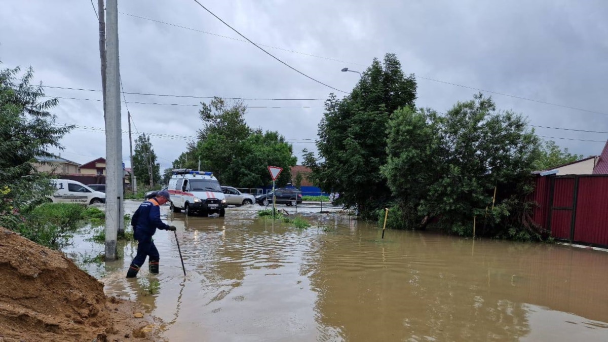 Власти Сахалина ввели режим ЧС из-за циклона и наводнения