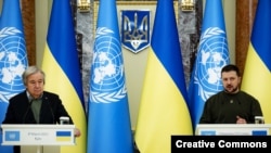 Presidenti i Ukrainës, Volodymyr Zelensky, dhe Sekretari i Përgjithshëm i OKB-së, Antonio Guterres, gjatë një konference të përbashkët për media, në Kiev, 8 mars 2023.