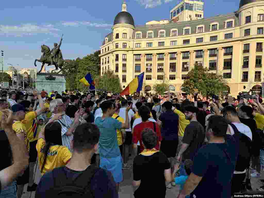 După meci, suporterii din România au ieșit la București, în Piața Univesității, să sărbătoarească victoria.&nbsp;